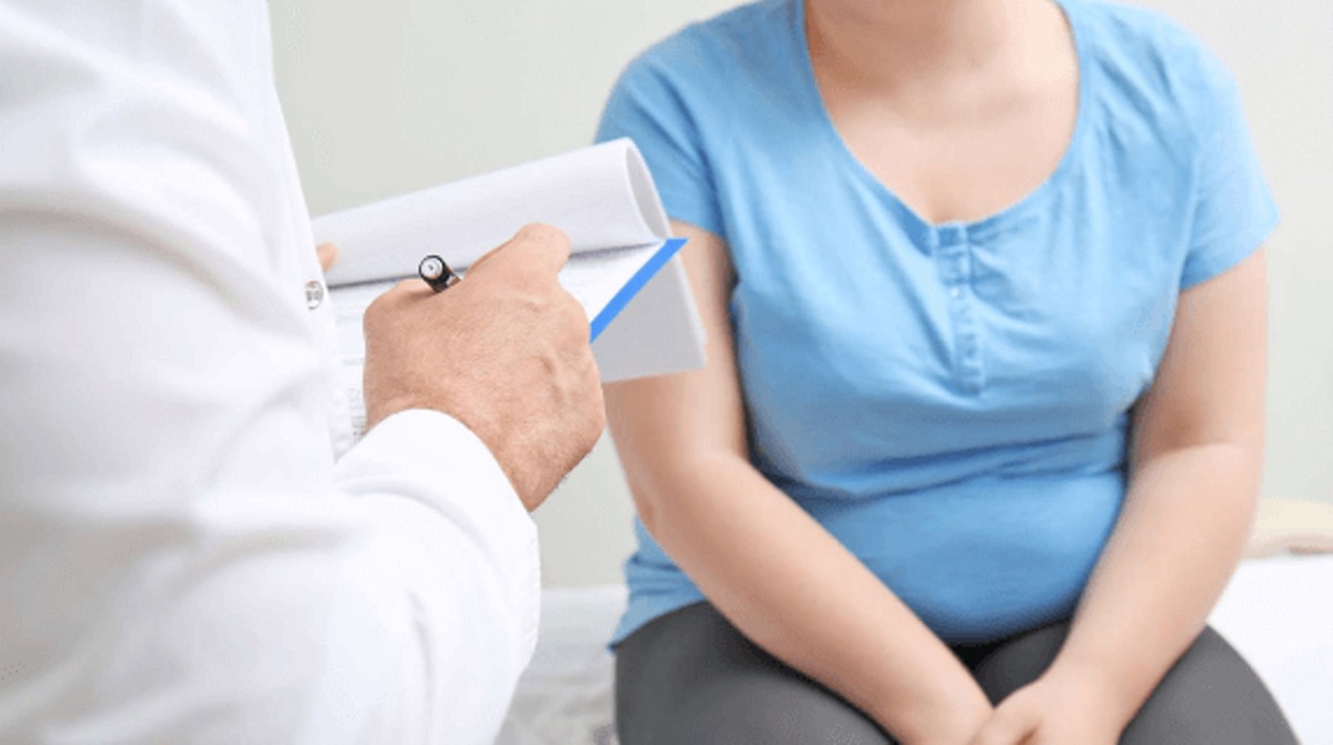 Image of doctor seeing a woman patient.